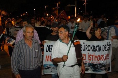 Büyük Depremin Yıldönümünde Meşalelerle Yürüdüler