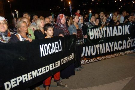 Büyük Depremin Yıldönümünde Meşalelerle Yürüdüler