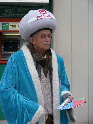Büyük İkramiye Hayali Kuranlar, Saatlerce Bilet Kuyruğunda Bekledi