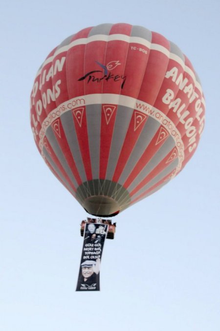 Büyük usta gökyüzünde balonlarla yad edildi