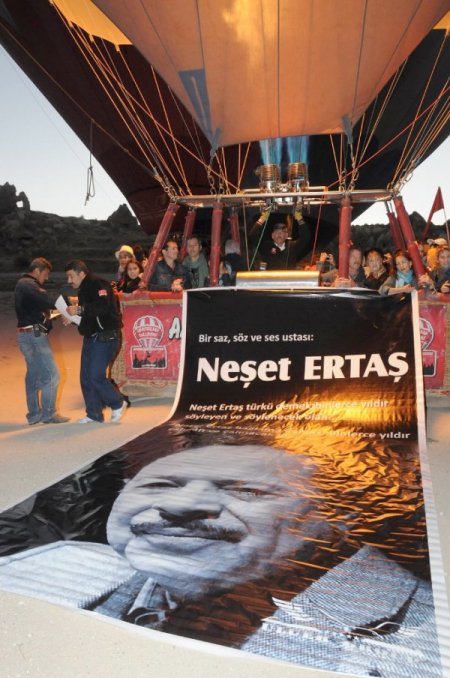 Büyük usta gökyüzünde balonlarla yad edildi