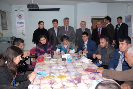 Büyükaslan, Engelli Takı Tasarım Sergisi'ni gezdi