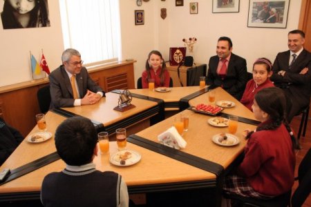 Büyükelçi Meriç, Koltuğunu Türk Okulu Öğrencilerine Bıraktı