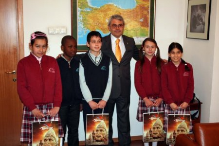 Büyükelçi Meriç, Koltuğunu Türk Okulu Öğrencilerine Bıraktı