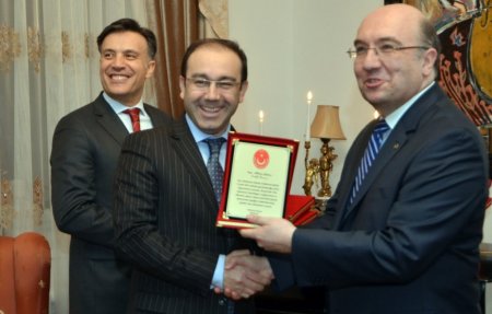 Büyükelçi Samsar hayırsever işadamlarına plaket verdi