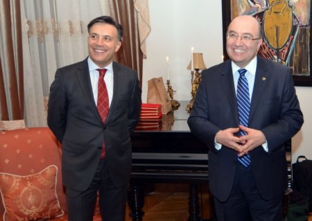 Büyükelçi Samsar hayırsever işadamlarına plaket verdi