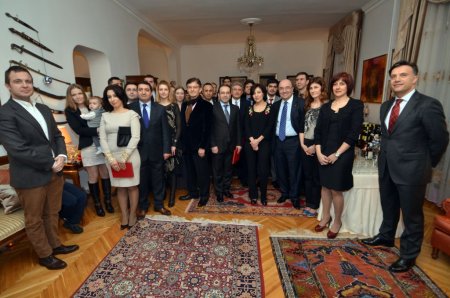 Büyükelçi Samsar hayırsever işadamlarına plaket verdi