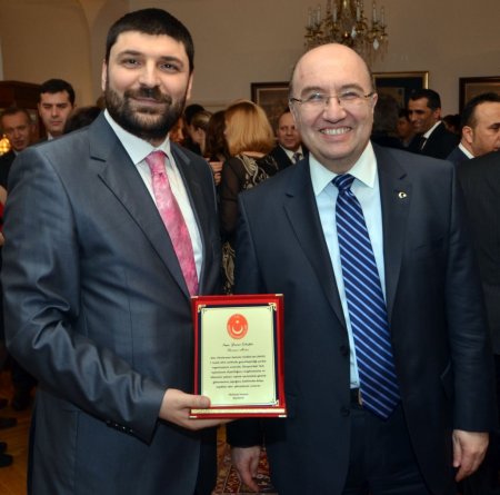 Büyükelçi Samsar hayırsever işadamlarına plaket verdi