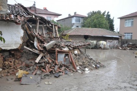 Büyükkarıştıran beldesi selin izlerini silmeye çalışıyor
