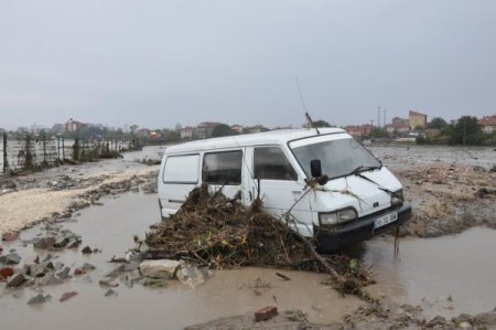Büyükkarıştıran beldesi selin izlerini silmeye çalışıyor