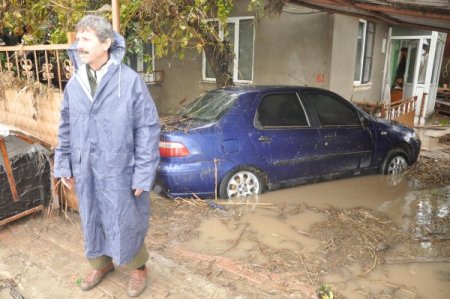 Büyükkarıştıran beldesi selin izlerini silmeye çalışıyor