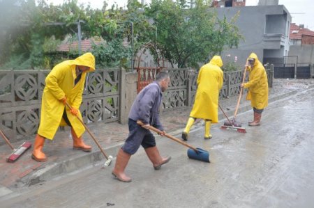 Büyükkarıştıran beldesi selin izlerini silmeye çalışıyor