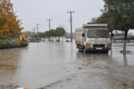 Büyükkarıştıran beldesi selin izlerini silmeye çalışıyor