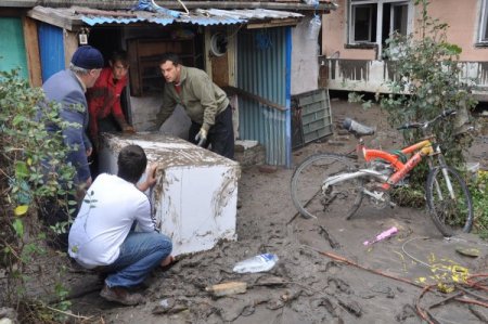 Büyükkarıştıran’da sel geride enkaz yığınları bıraktı