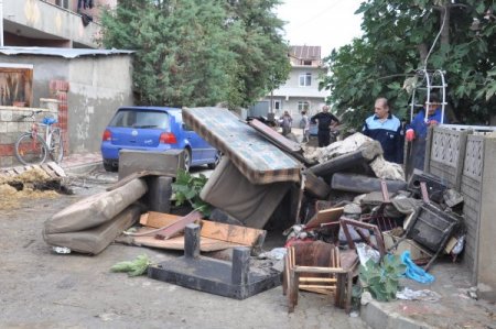 Büyükkarıştıran’da sel geride enkaz yığınları bıraktı