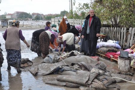 Büyükkarıştıran’da sel geride enkaz yığınları bıraktı