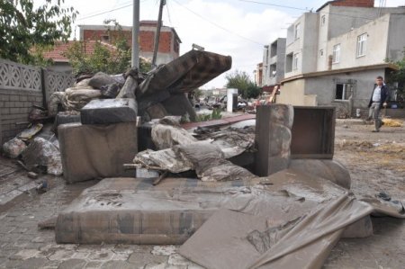 Büyükkarıştıran’da sel geride enkaz yığınları bıraktı