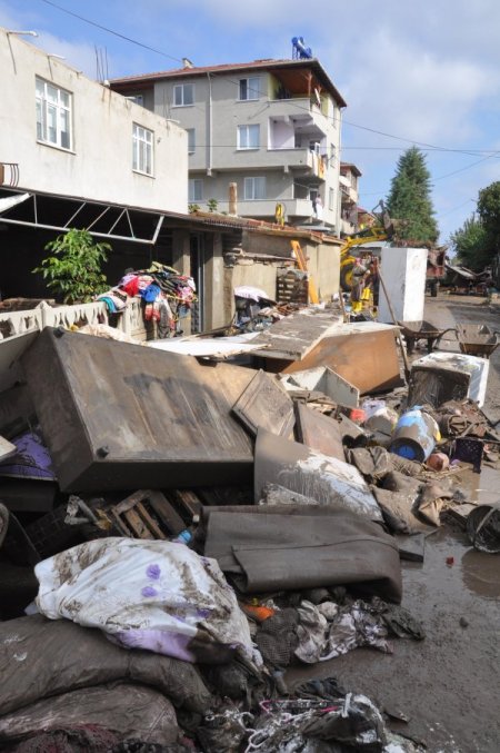 Büyükkarıştıran’da sel geride enkaz yığınları bıraktı