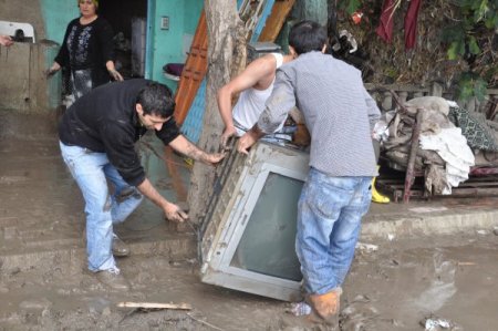 Büyükkarıştıran’da sel geride enkaz yığınları bıraktı