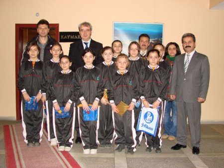 Büyükliman İlköğretim Okulu Voleybol Takımı, Kaymakam Arısoy’u Ziyaret Etti