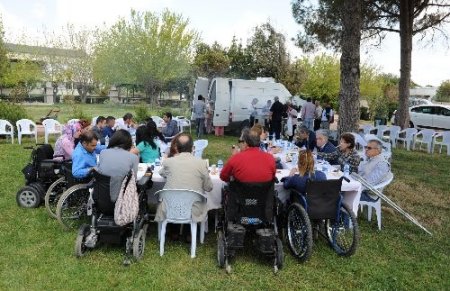 Büyükşehir, engellileri piknikte buluşturdu