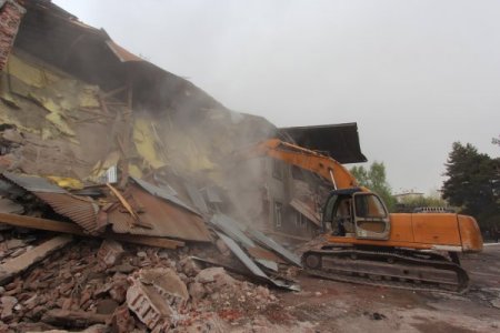 Büyükşehir, Kent Meydanı İçin Yıkım Çalışmalarına Başladı