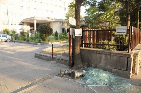 Büyükşehir, kırılan bariyer ve sökülen kaldırımlar için yargıya gidiyor