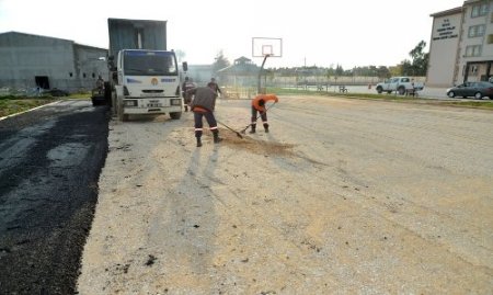 Büyükşehir, okulların bahçesini asfaltlıyor