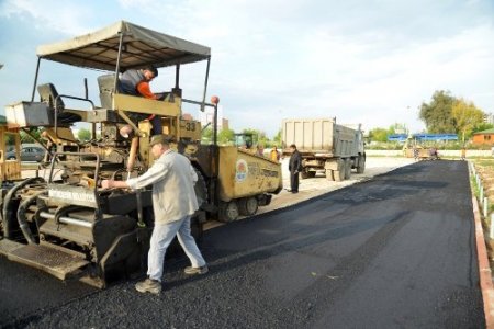 Büyükşehir, okulların bahçesini asfaltlıyor
