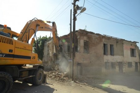 Büyükşehir belediyesi, metruk binaları yıkıyor