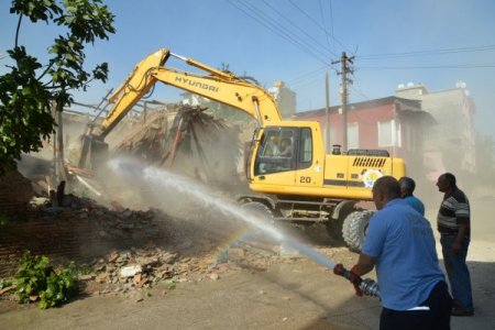 Büyükşehir belediyesi, metruk binaları yıkıyor