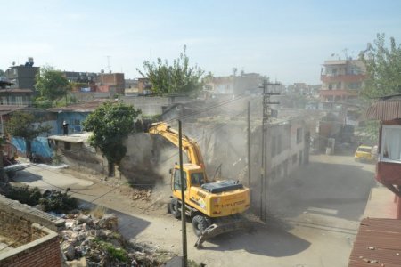 Büyükşehir belediyesi, metruk binaları yıkıyor