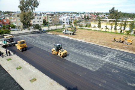 Büyükşehir Belediyesi, okulların bahçesini asfaltlıyor
