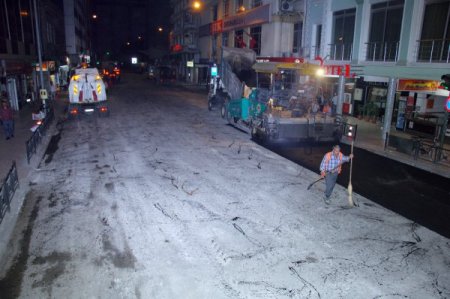 Büyükşehir Belediyesi ekiplerinin gece mesaisi