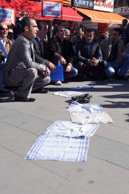 Büyükşehir Belediyesi'nde özel güvenlikçiler, mendil açıp dilencilik yaptı