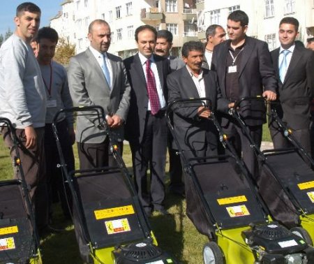 Büyükşehir Belediyesi'ne Bayram Hediyesi; 5 Çim Biçme Makinesi