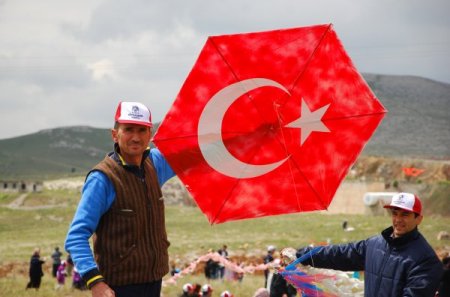 Büyükşehir Belediyesi'nin Geleneksel Uçurtma Şenliğine Yoğun İlgi
