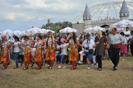 Büyükşehir halk oyunları ekibi ABD'de Türk kültürünü tanıtıyor