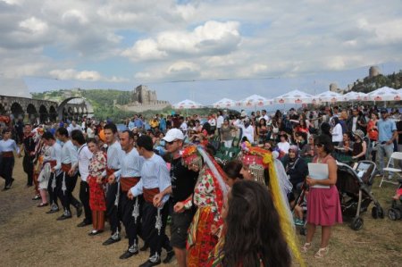 Büyükşehir halk oyunları ekibi ABD'de Türk kültürünü tanıtıyor