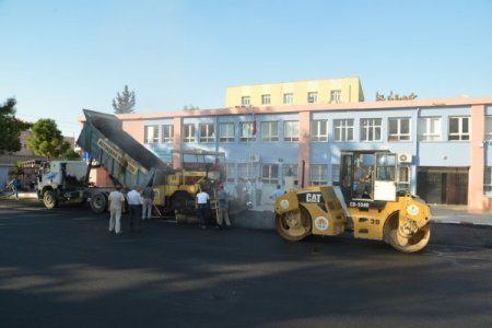 Büyükşehir okulların bahçelerini asfaltlıyor