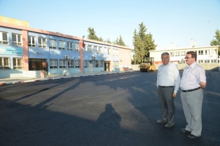 Büyükşehir okulların bahçelerini asfaltlıyor