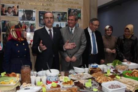 Büyükşehir’den Suriyeli mültecilere bir TIR yardım malzemesi