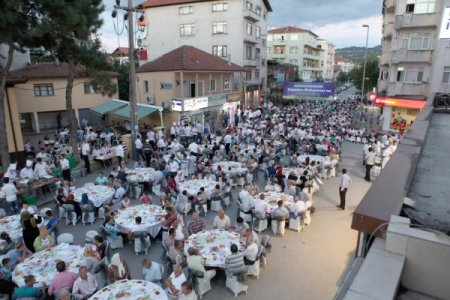 Büyükşehrin Sokak İftarındaki Masaları Ve Hizmeti 5 Yıldızlı Oteli Aratmıyor