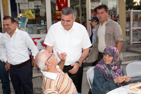 Büyükşehrin Sokak İftarındaki Masaları Ve Hizmeti 5 Yıldızlı Oteli Aratmıyor