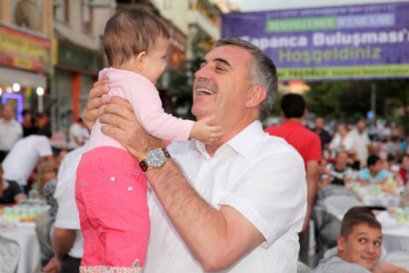 Büyükşehrin Sokak İftarındaki Masaları Ve Hizmeti 5 Yıldızlı Oteli Aratmıyor