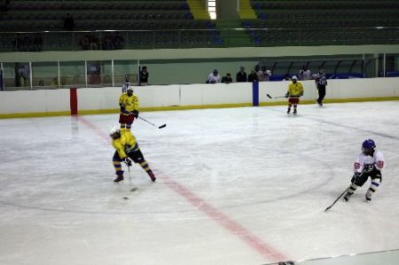 Buz Hokeyi Sezonunun İlk Karşılaşmasını Gençlik Spor Kulübü Kazandı