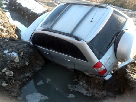 Buz pistine dönen yol, kaza getirdi