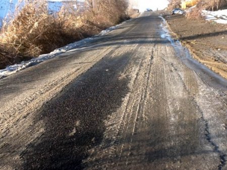 Buz pistine dönen yol, kaza getirdi