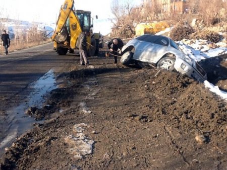 Buz pistine dönen yol, kaza getirdi