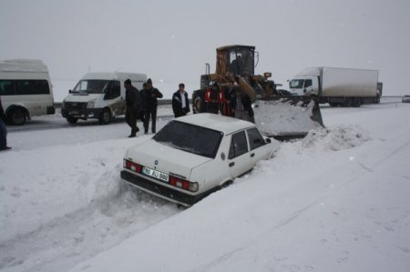 Buz pistine dönen yolda araçlar kontrolden çıktı